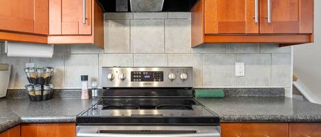 Refrigerador, microondas, horno y parrilla de estufa