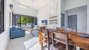Un comedor moderno con una mesa de madera, sillas y platos azules y blancos.