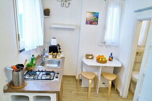 經濟公寓 | 私人廚房 | 電冰箱、烤箱、爐台、鍋具/餐盤/廚房用品