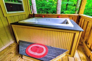 Outdoor spa tub - Fox Magdaline Mini Cabin at Panther Creek (Cherokee)