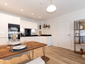 Frigorifero, microonde, forno, lavastoviglie