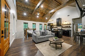 Älytelevisio, takka, pöytäjalkapallopöytä