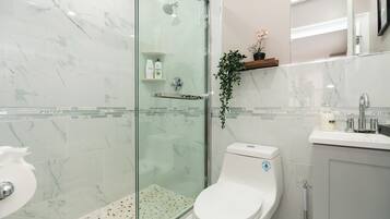 Een haardroger, handdoeken, zeep, shampoo