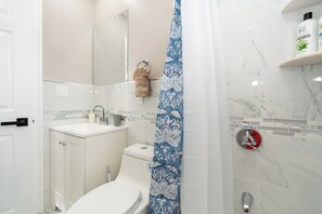 Secadora de cabello, toallas, jabón, shampoo 