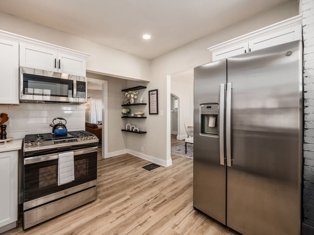 Frigorifero, microonde, forno, piano cottura