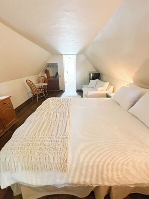 Tabla de planchar con plancha, wifi gratis y ropa de cama 