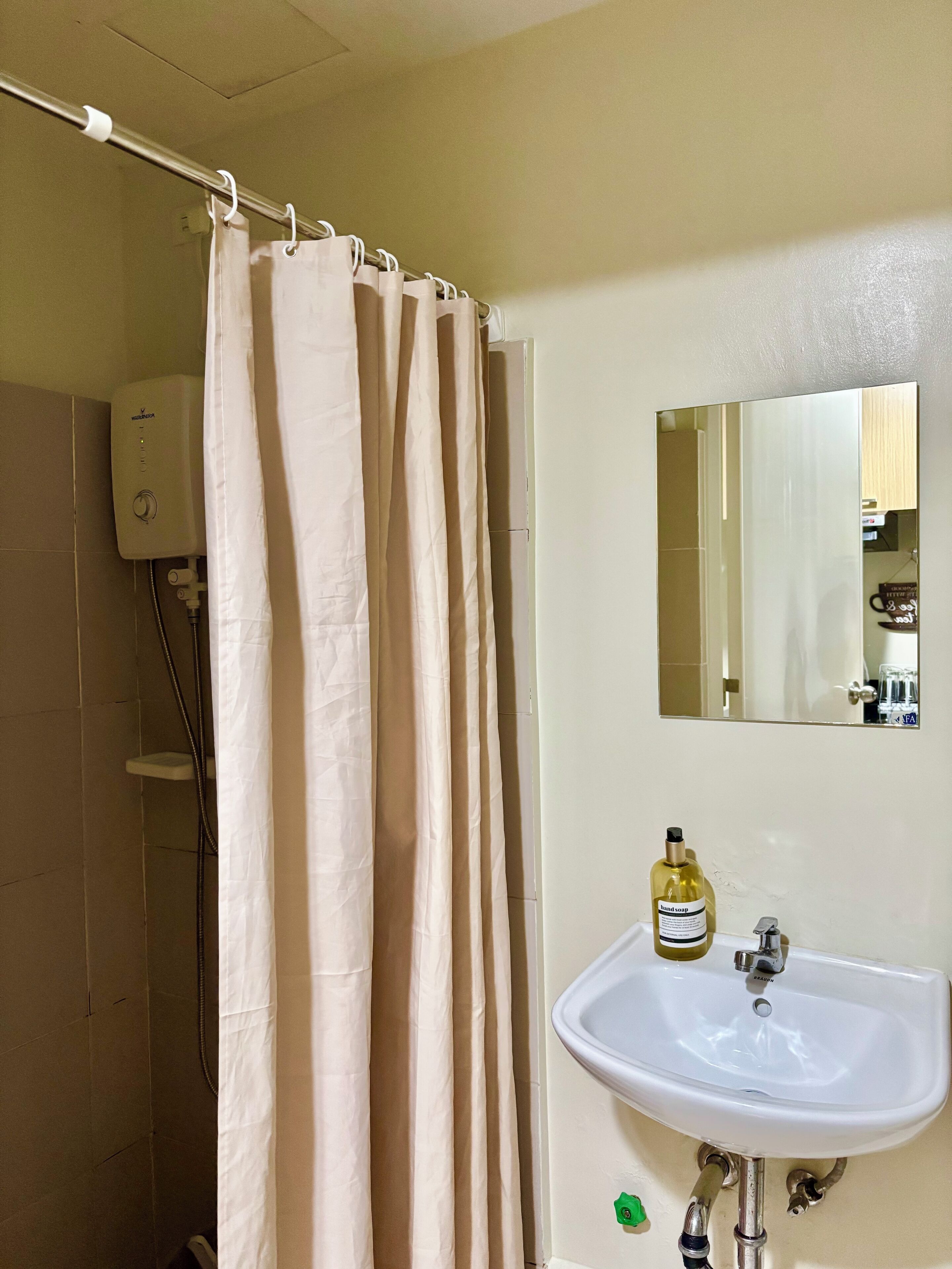 Douche, sèche-cheveux, bidet, serviettes fournies