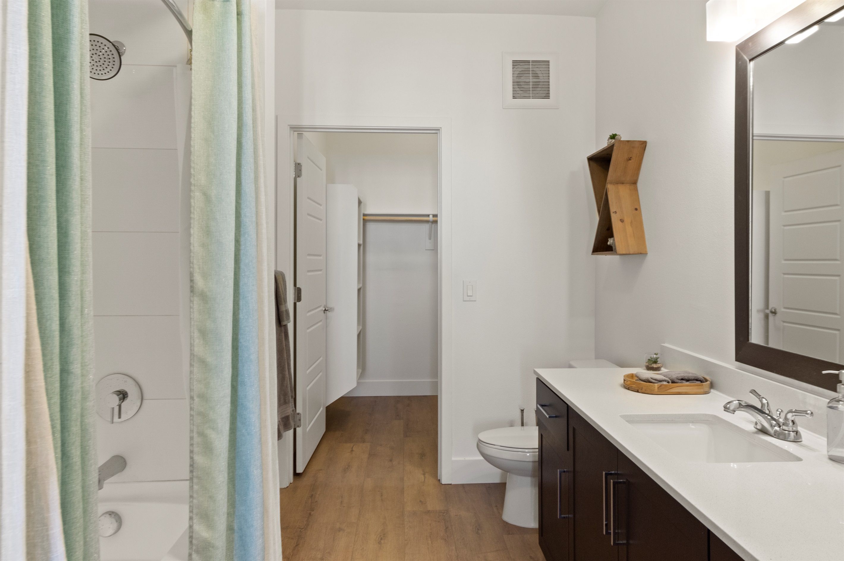 Une salle de bain avec douche, toilettes et lavabo.