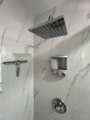 Dusche, Handtücher, Seife, Toilettenpapier
