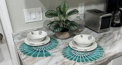 Charming Guest House in Lake Worth Beach with all amenities and near the Beach.