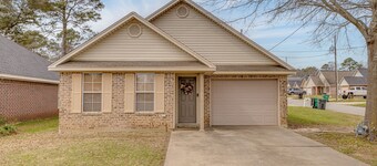 Charming house minutes from everything in Monroe/West Monroe! 5-Star hosts!