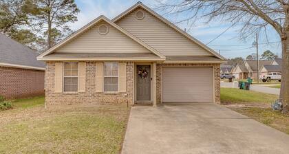 Charming house minutes from everything in Monroe/West Monroe! 5-Star hosts!