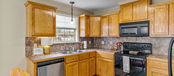 Charming house minutes from everything in Monroe/West Monroe! 5-Star hosts!