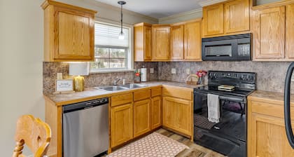 Charming house minutes from everything in Monroe/West Monroe! 5-Star hosts!