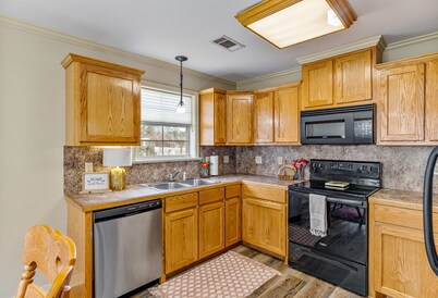 Charming house minutes from everything in Monroe/West Monroe! 5-Star hosts!