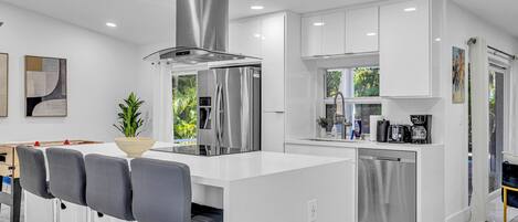 冷蔵庫、電子レンジ、オーブン、コンロ