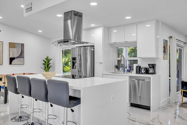 冷蔵庫、電子レンジ、オーブン、コンロ