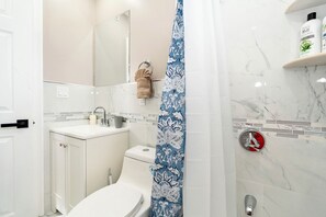 Haartrockner, Handtücher, Seife, Shampoo