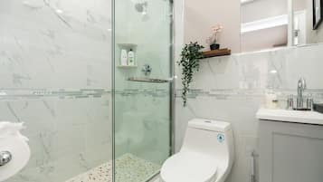 Een haardroger, handdoeken, zeep, shampoo