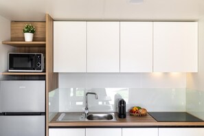 Fridge, microwave, stovetop, coffee/tea maker