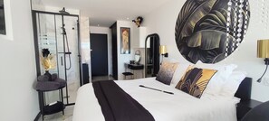 1 slaapkamer, een kluis op de kamer, een bureau