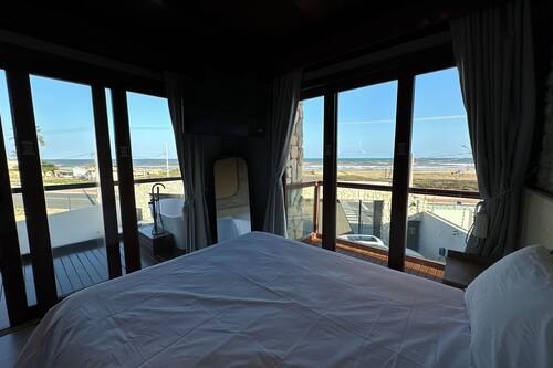 Apartamento luxo, varanda coberta, vista para a praia | 2 quartos, frigobar, espaço de trabalho para notebook, Wi-Fi de cortesia