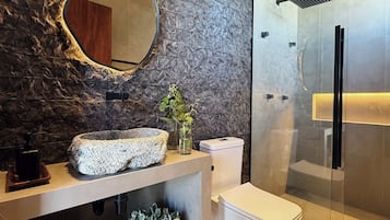 Appartamento Deluxe, lanai, vista spiaggia | Bagno | Vasca e doccia separate, asciugacapelli, asciugamani, carta igienica