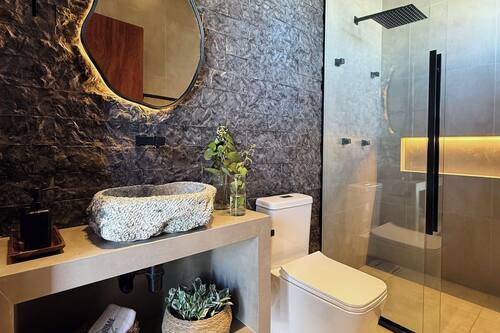 Apartamento luxo, varanda coberta, vista para a praia | Banheiro | Banheira e chuveiro separados, secador de cabelo (mediante solicitação)