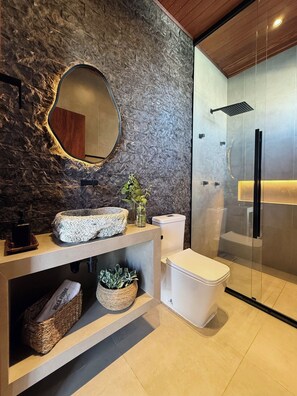 Deluxe-lejlighed - hawaiiansk terrasse - strandudsigt | Badeværelse | Separat badekar og bruser, hårtørrer, håndklæder, Toiletpapir