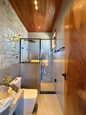 Deluxe-Apartment, Veranda, Strandblick | Badezimmer | Badewanne und Dusche (separat), Haartrockner, Handtücher