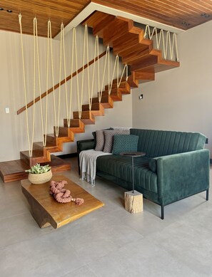 豪華公寓, 露台, 海灘景 | 客廳 | 60 吋平面電視連數碼電視頻道、智能揚聲器