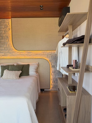 Deluxe-Apartment, Veranda, Strandblick | 2 Schlafzimmer, Minibar, laptopgeeigneter Arbeitsplatz, kostenloses WLAN