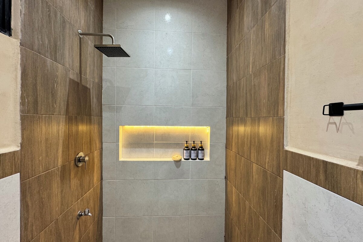 Kamar mandi | Bathtub dan shower terpisah, handuk, sabun, dan sampo