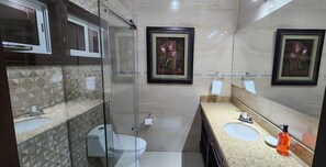 Comfort-Doppelzimmer | Badezimmer | Kostenlose Toilettenartikel, Haartrockner, Handtücher, Seife