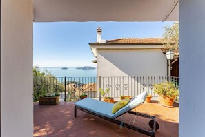 Property grounds - Chic 1-bedroom apartment with AC, WiFi in charming Lerici (Lerici)