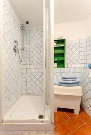 Dusche, Haartrockner, Bidet, Handtücher