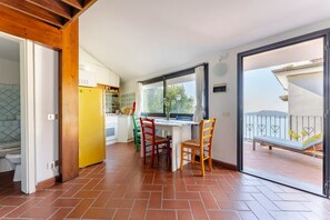 Dining - Chic 1-bedroom apartment with AC, WiFi in charming Lerici (Lerici)