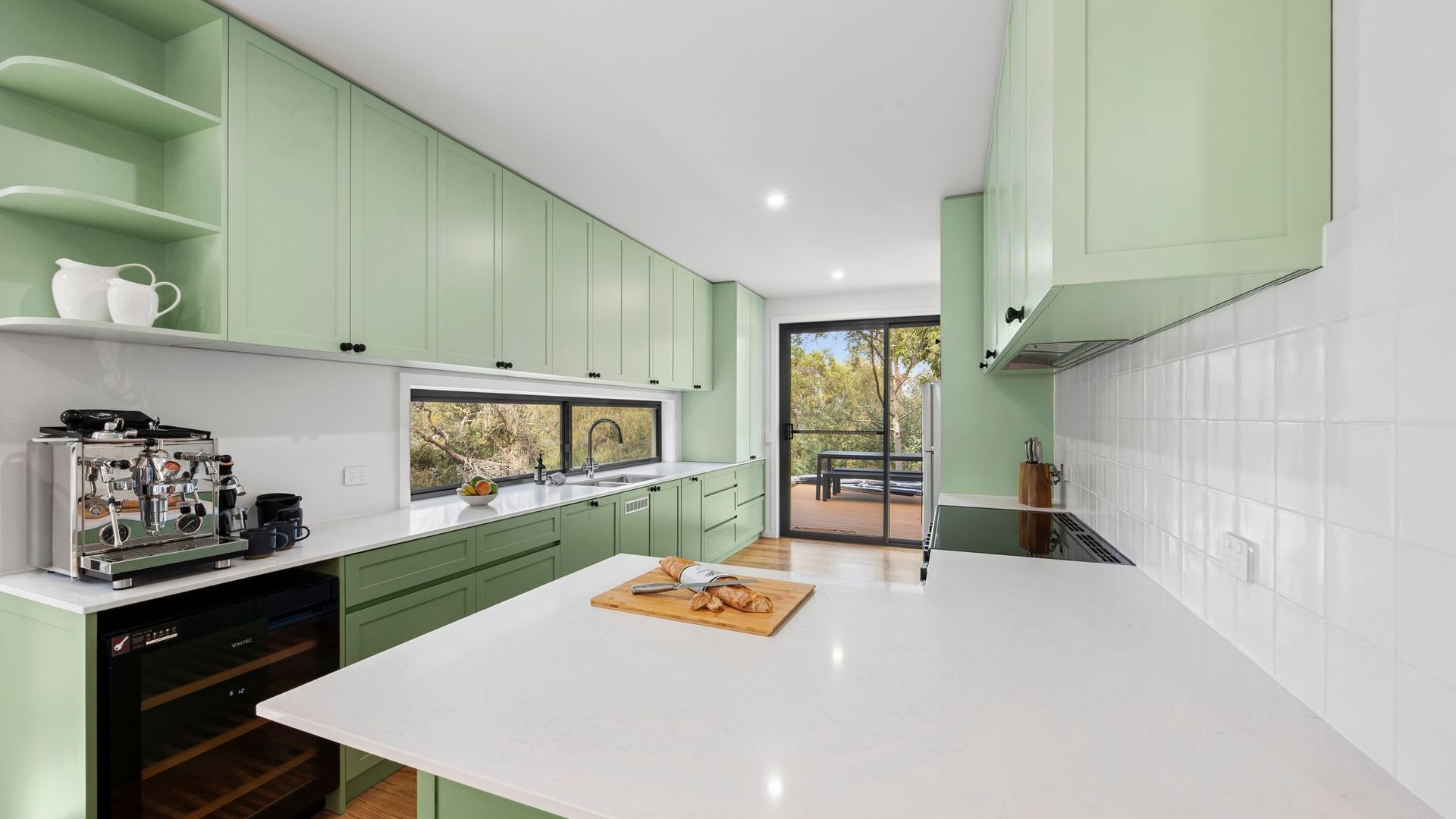 Fridge, oven, dishwasher, cookware/dishes/utensils