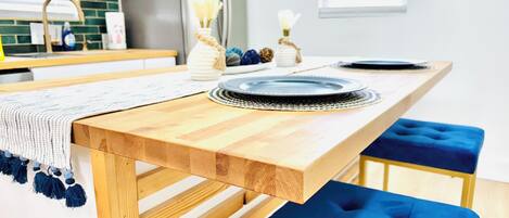 Mikrobølgeovn, ovn, kokeplater og oppvaskmaskin