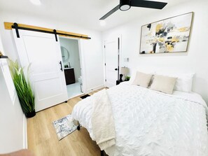 2 bedrooms, iron/ironing board, WiFi, bed sheets - Unique Spacious Bungalow (Indianapolis)