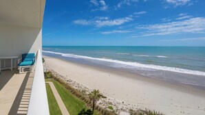 Ein Balkon mit Blick auf Strand und Meer.