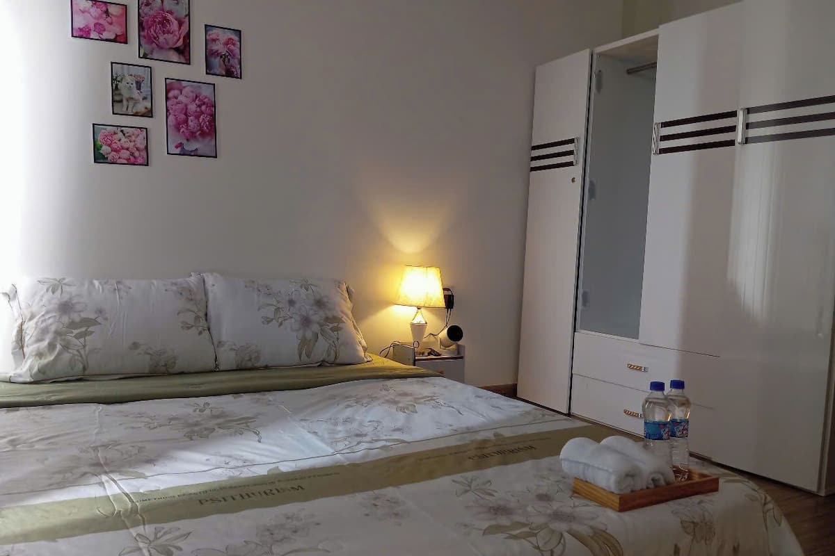Habitació Deluxe, 1 llit de matrimoni (Deluxe Room, Private Bathroom) | 1 dormitori, escriptori, cortines opaques i wifi gratuïta