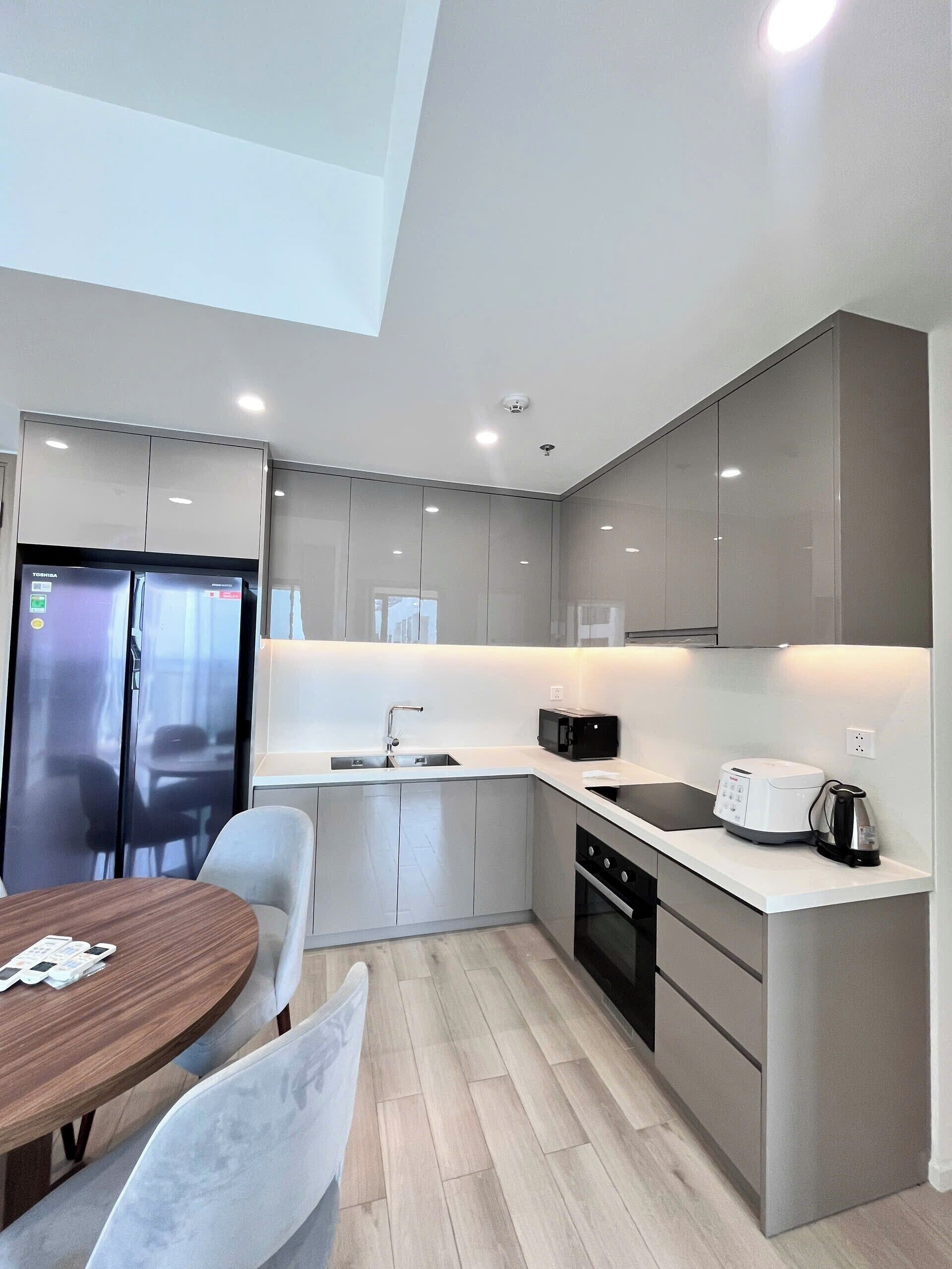 Deluxe Room, 1 Queen Bed, Pool View (Deluxe Room, Private Bathroom) | Living area