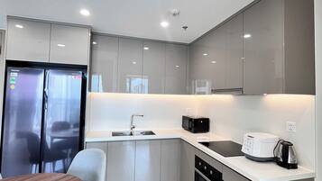 Deluxe Room, 1 Queen Bed, Pool View (Deluxe Room, Private Bathroom) | Living area