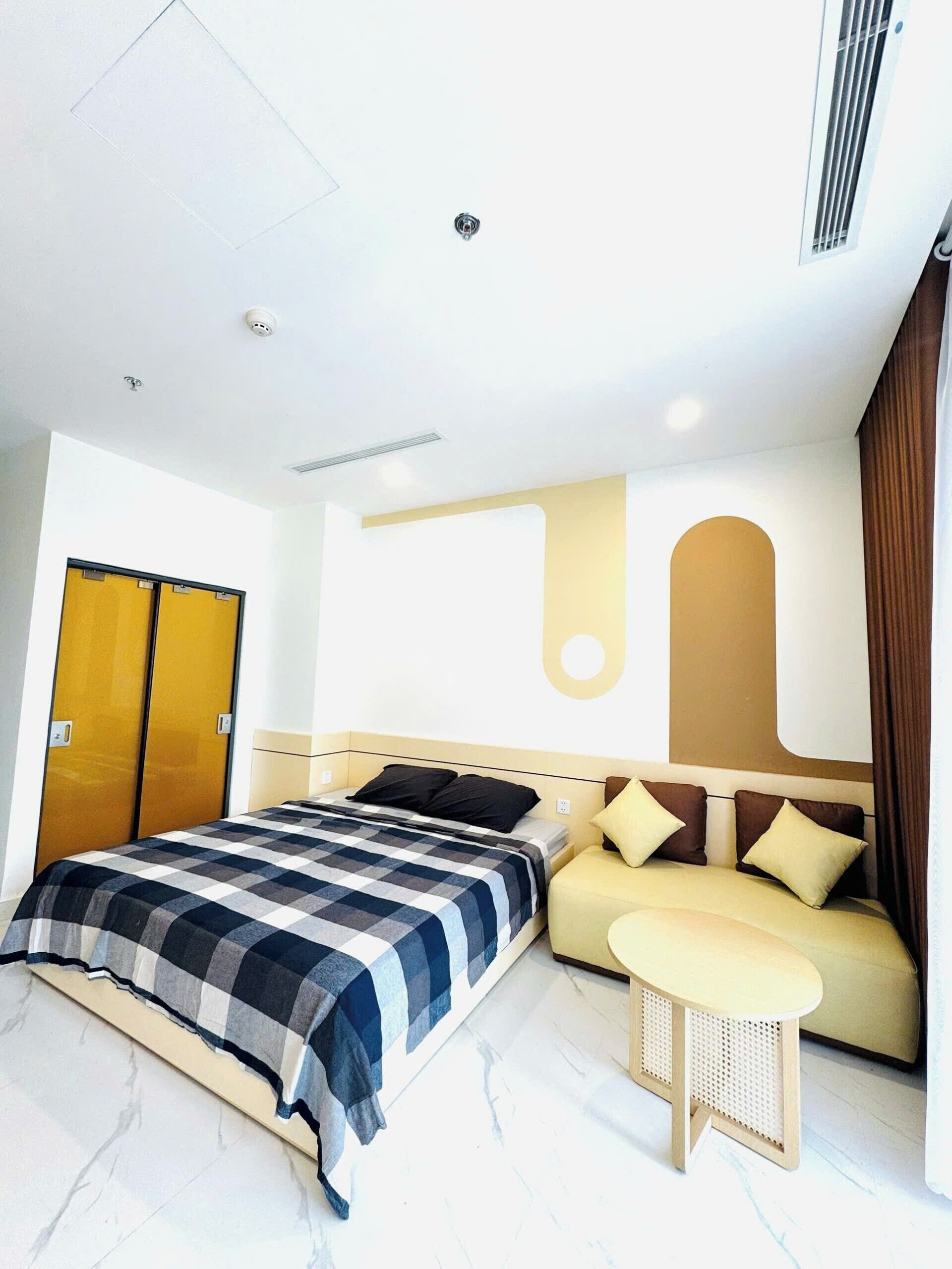 Traditional Studio | Laptop workspace, blackout curtains, free WiFi