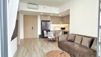 Deluxe Room, 1 Queen Bed, Pool View (Deluxe Room, Private Bathroom) | Living area