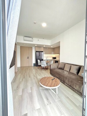 Deluxe Room, 1 Queen Bed, Pool View (Deluxe Room, Private Bathroom) | Living area