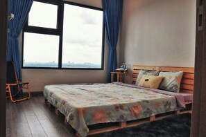 Espacio para trabajar con laptop, cortinas blackout y wifi gratis 