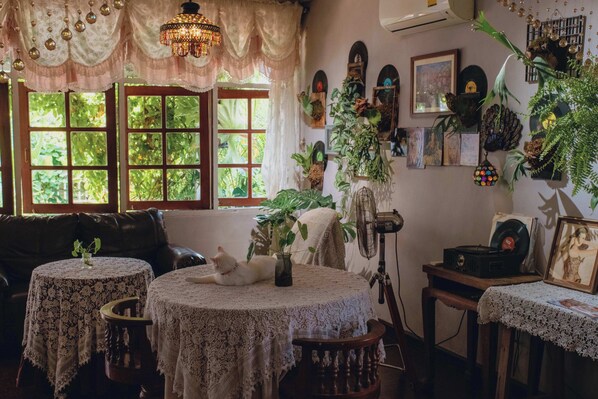 Dining - Modern 3BR Villa in Nimman – Washer, Air Purifier, Kitchen & Free Parking (Chang Wat Chiang Mai)