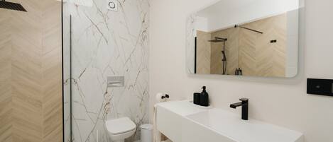 Dusche, Haartrockner, Handtücher, Seife